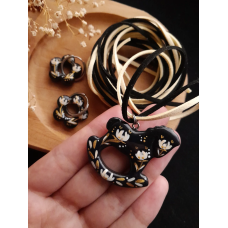 Набір з сережок та підвіски Bead Коник чорний з білим